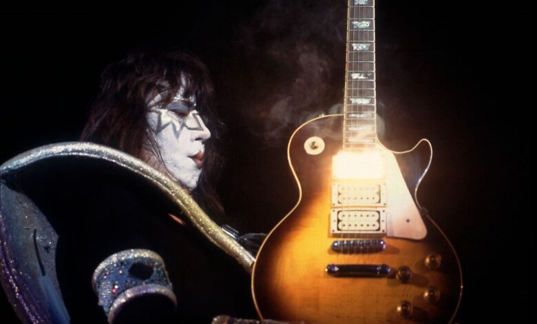 Ace Frehley, guitarrista principal dos Kiss, morre aos 74 anos