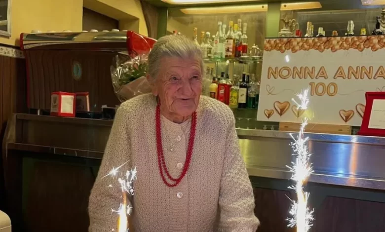 Anna Possi tem 100 anos e ainda trabalha: "Isto é como uma família"