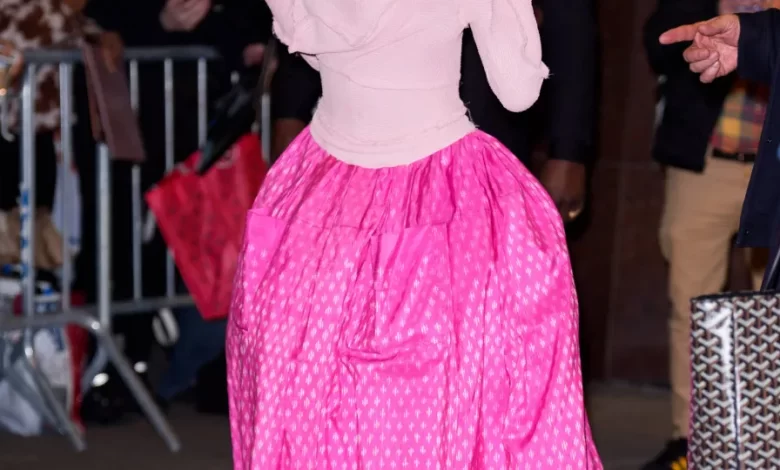 Ariana Grande junta-se a ex-colegas da Broadway e aposta em look rosa
