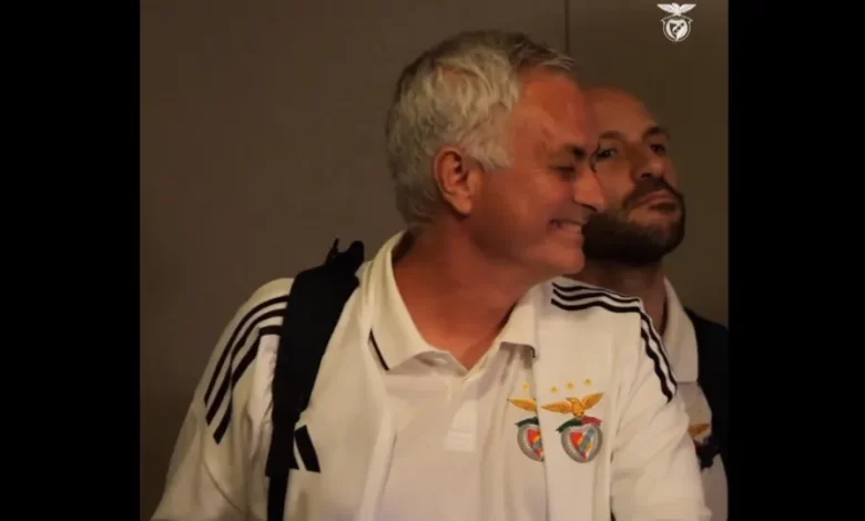 Benfica partilha chegada ao hotel em Chaves, com Mourinho bem disposto