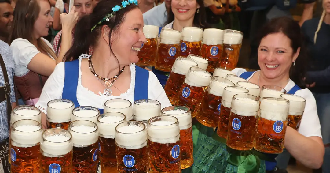 Chopp ou chope? Como pedir a bebida na Oktoberfest da forma correta