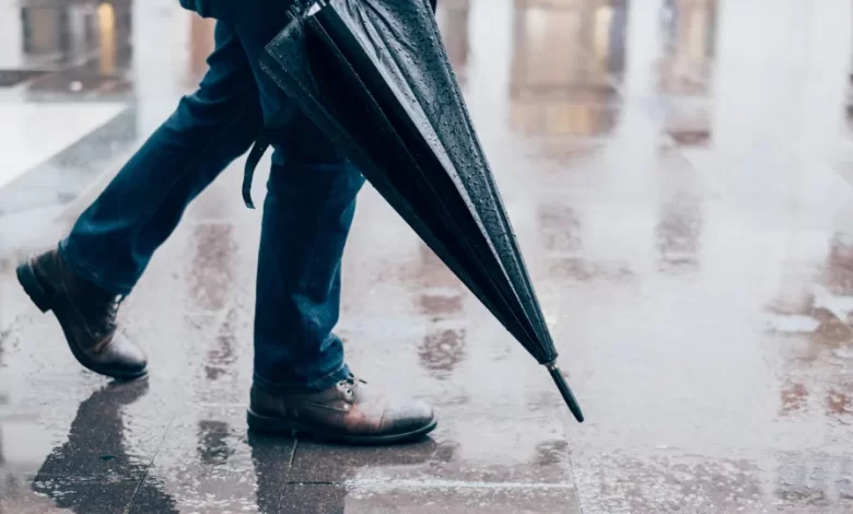 Como secar os sapatos encharcados depois da chuva dos últimos dias