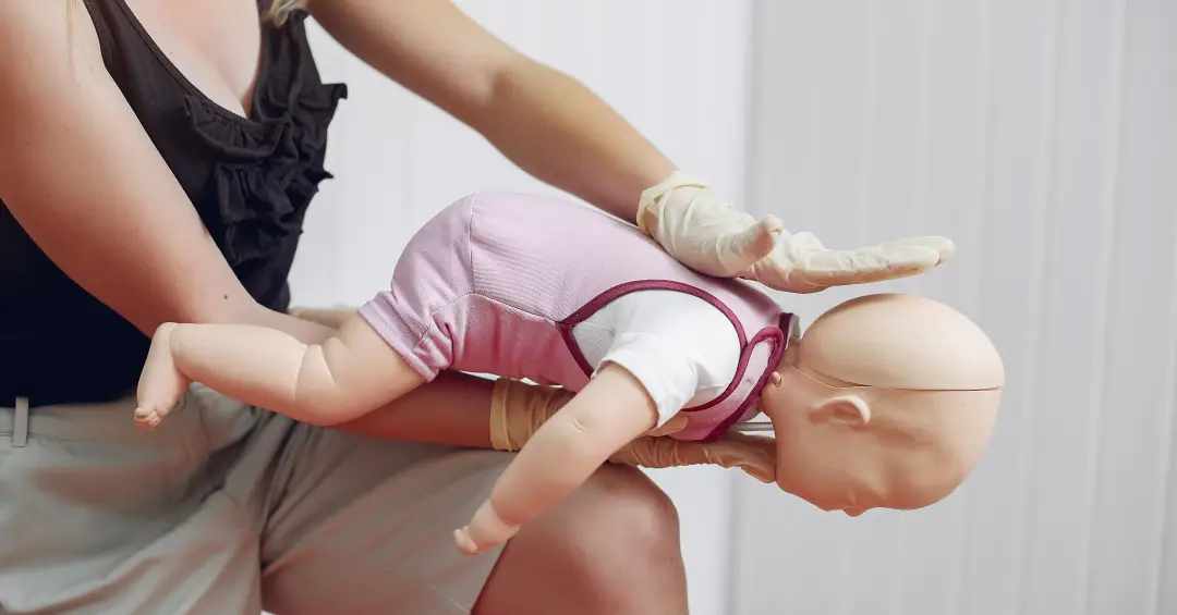 Desengasgo: novas diretrizes atualizam primeiros socorros para todas as idades; veja como fazer