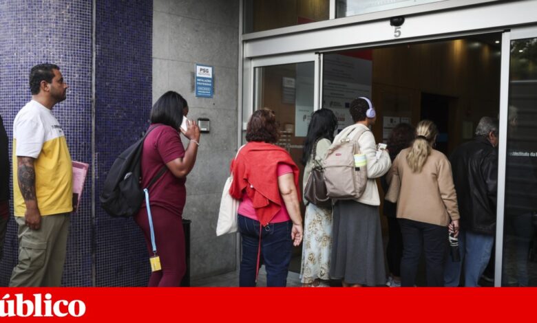 Dezenas à porta do IHRU desde madrugada para apoios à renda da casa