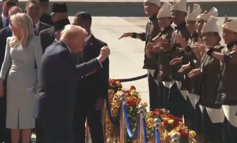 Donald Trump aterra na Malásia e dá 'show' de dança. Ora veja
