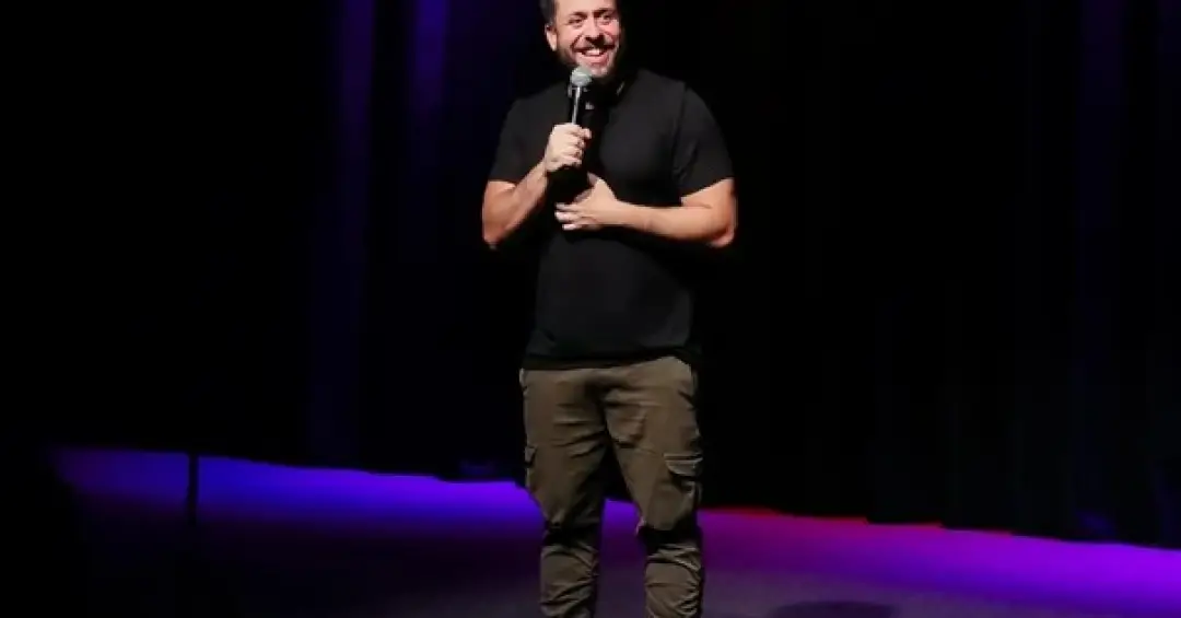Humorista da Globo cancela show já no palco por estar bêbado