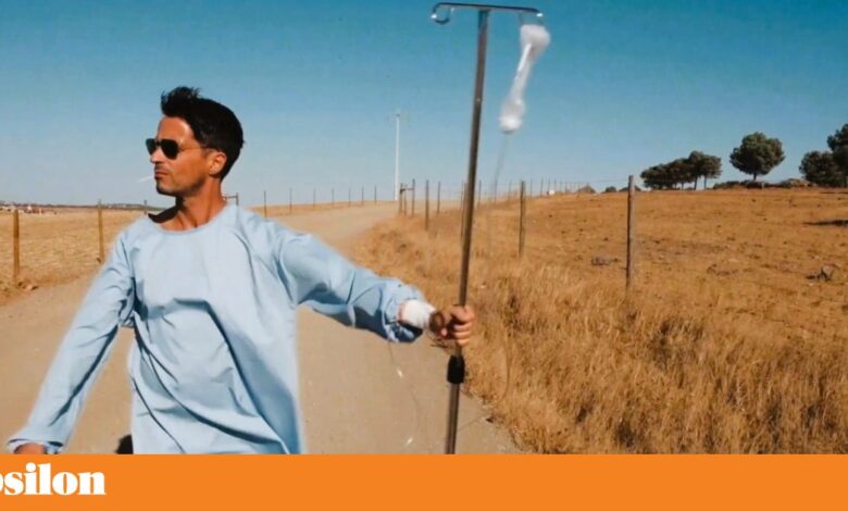 Ironia é o que não falta, neste Senhor Doutor que a cantar deseja <i>As melhoras ao país</i>