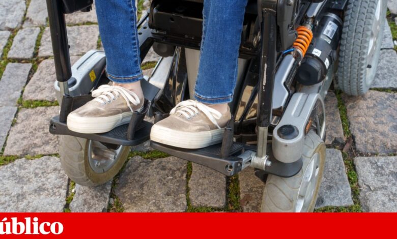 Jovem com deficiência terá sido agredido pelo pai em público