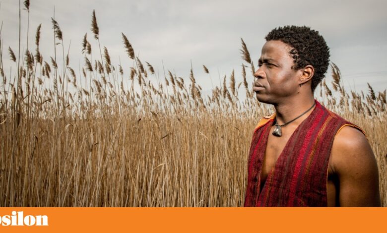 Kimi Djabaté, mestre griot que partiu mundo fora, celebra 25 anos de carreira em Lisboa