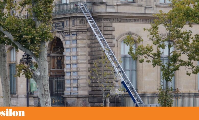 Louvre: empresa usou foto do dia do roubo para promover a sua plataforma elevatória? Verdadeiro