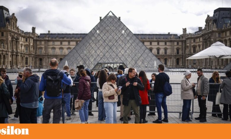 Louvre reabre três dias após “assalto relâmpago” que fez desaparecer oito jóias da coroa francesa