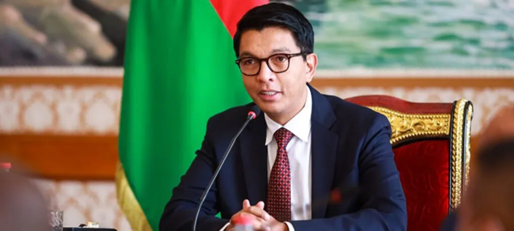Madagáscar: Rajoelina abandona o país