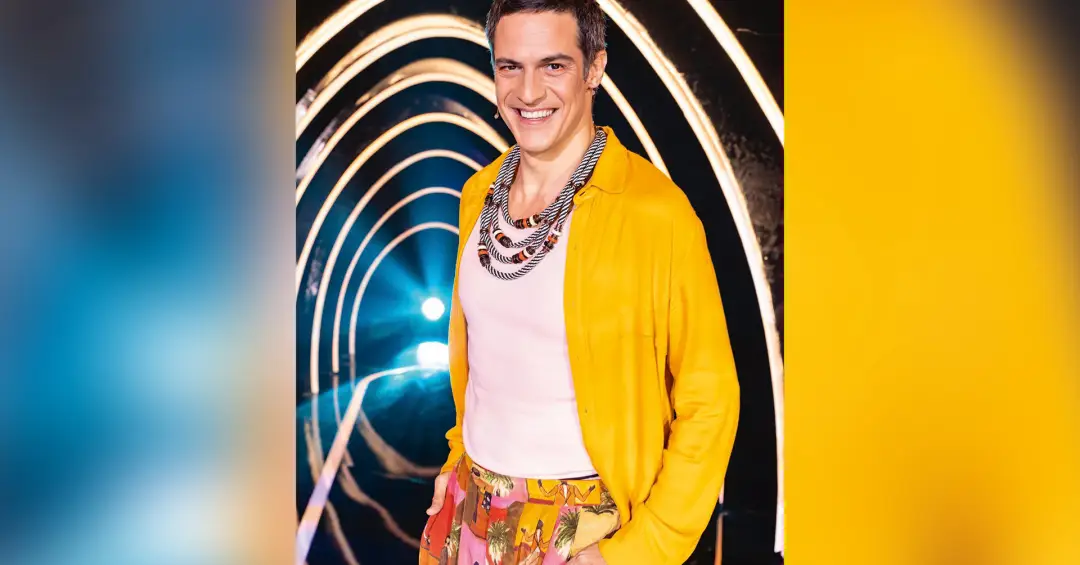 Mateus Solano dá tapa em celular durante peça no Rio Grande do Sul