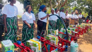 Mulheres recebem kits agrícolas em Manica