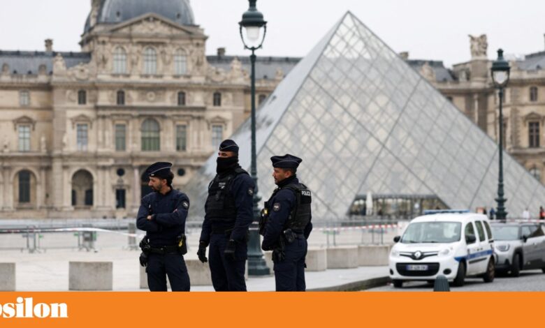 Museu do Louvre encerrado após roubo de jóias de Napoleão