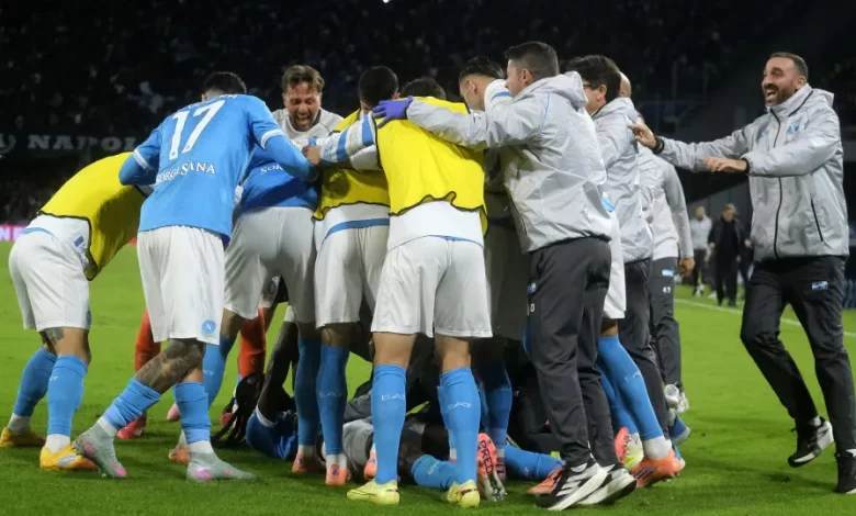 Napoli aproveita deslize do AC Milan e sobe à liderança após vencer Inter