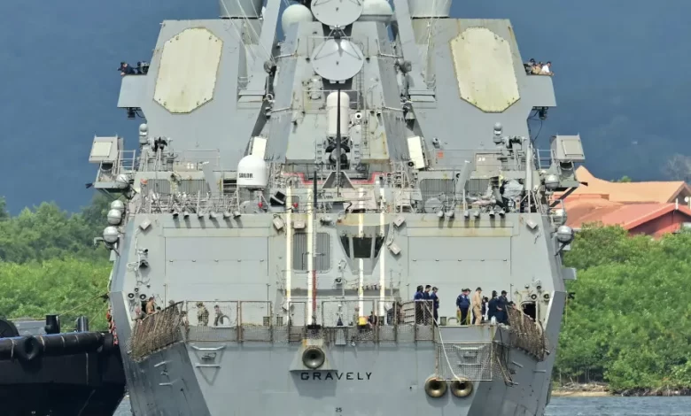 Navio lançador de mísseis chega a arquipélago a 10 km da Venezuela. Veja