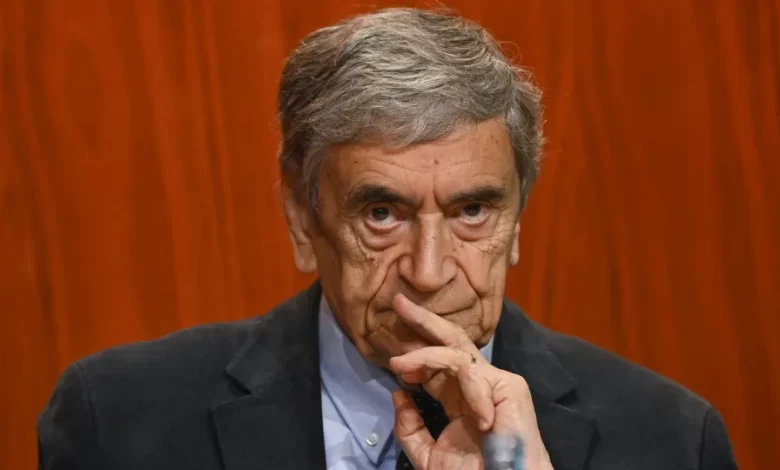 Parlamento destaca "notável empenho cívico" de Laborinho Lúcio