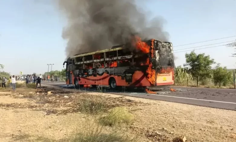 Pelo menos 20 mortos após incêndio em autocarro na Índia