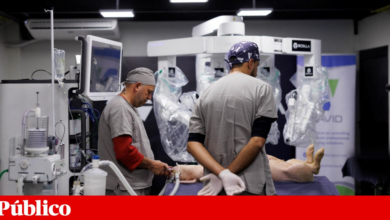 Sepulturas em Gaza, uma cirurgia robótica e o funeral de Balsemão: as melhores imagens da semana