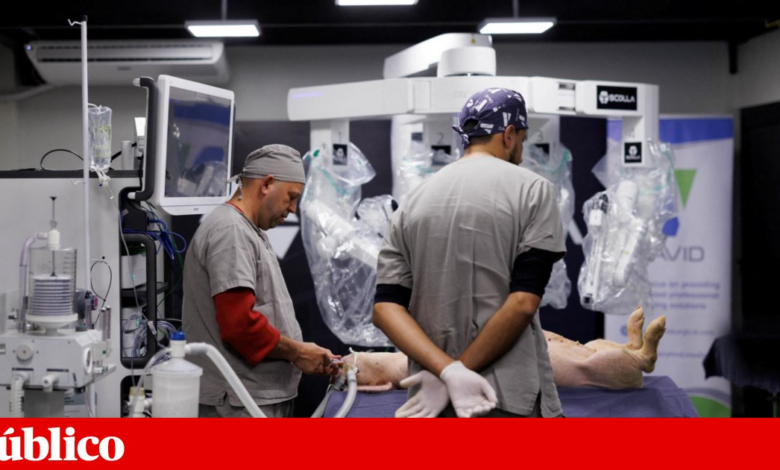 Sepulturas em Gaza, uma cirurgia robótica e o funeral de Balsemão: as melhores imagens da semana