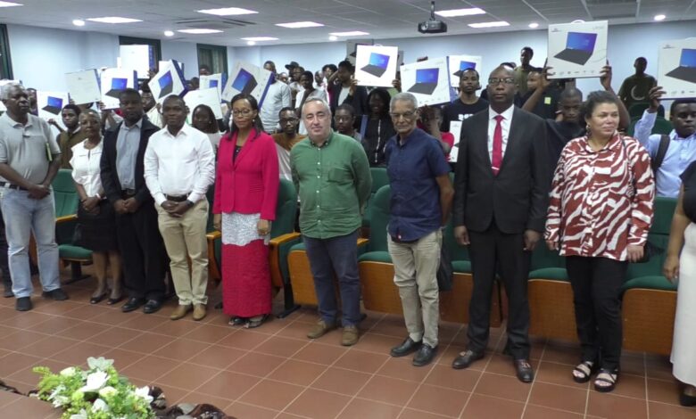 UEM entrega 504 computadores a estudantes