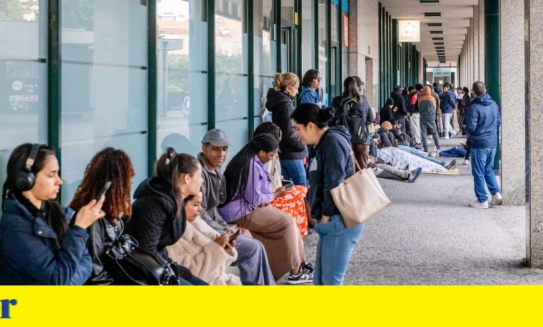 Vítimas da burocracia: a mulher está amarrada pela AIMA, e o marido, pelo IRN