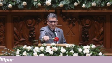 25 de Novembro: troca de cravos e rosas brancas marcou as comemorações no Parlamento