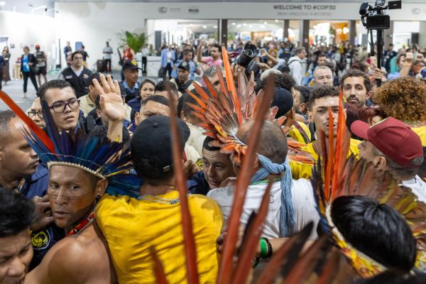Activistas invadem área restrita da COP-30