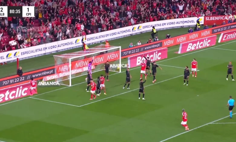 Antes do caos na Luz, VAR interveio e anulou este golo ao Benfica