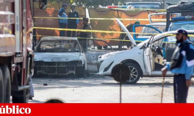 Ataque à bomba junto de tribunal da capital do Paquistão faz pelo menos 12 mortos