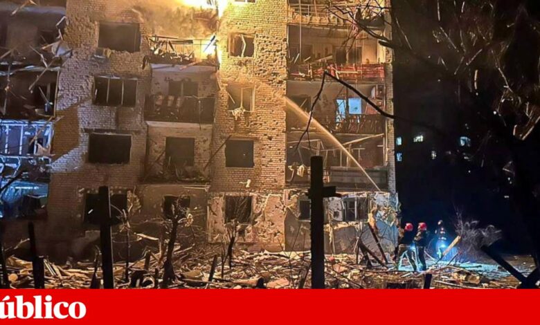 Ataque russo faz três mortos em Kharkiv, atinge navios em Odessa e deixa 36 mil sem energia