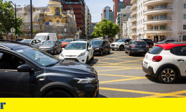 Brasileiro pego com carteira de motorista vencida em Portugal comete infração, não crime, diz Justiça