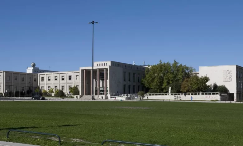 Cidadão "descompensado" invade Faculdade de Letras com "ferramenta"