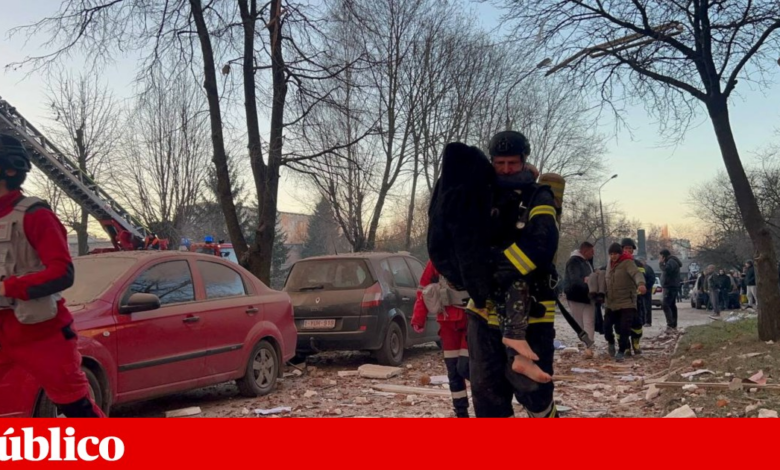 Dez mortos e 40 feridos em forte ataque russo à Ucrânia — Polónia encerra aeroportos