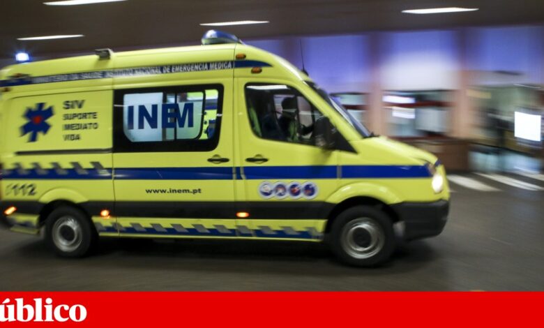 Dois mortos e três feridos graves em colisão entre autocarro e dois automóveis perto de Évora