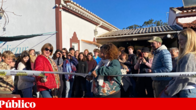 Escola de Aljezur reabriu, alunos brincaram com faixa da GNR e as galinhas da D. Ilda cacarejaram