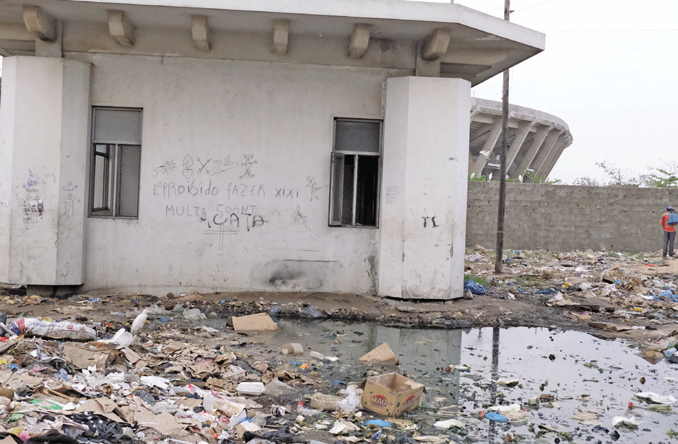 Estádio Nacional do Zimpeto assaltado por lojas e lixo