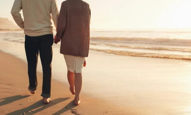 Faz bem à mente e muito mais! 7 benefícios de caminhar à beira-mar