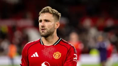 Gary Neville arrasa Luke Shaw após derrota: "É uma perda de tempo"