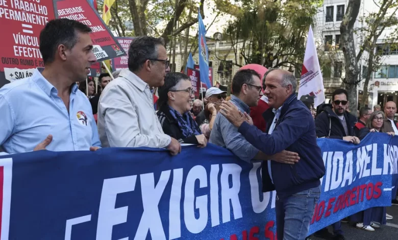 Governo está "capturado pela Banca". Greve geral? "Cheira à troika"