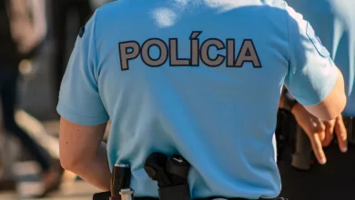 Homem em estado grave após ser esfaqueado em Algés. Suspeito em fuga
