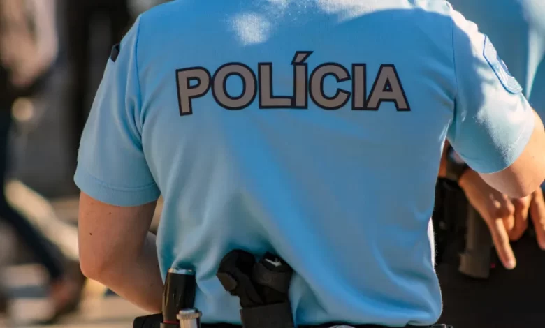 Homem em estado grave após ser esfaqueado em Algés. Suspeito em fuga