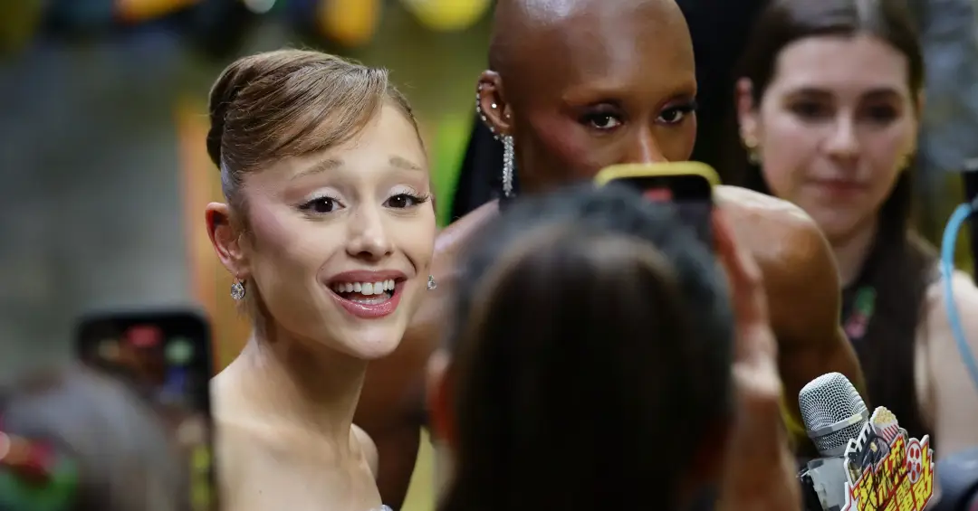 Influenciador ataca Ariana Grande em première de ‘Wicked 2’ na Ásia