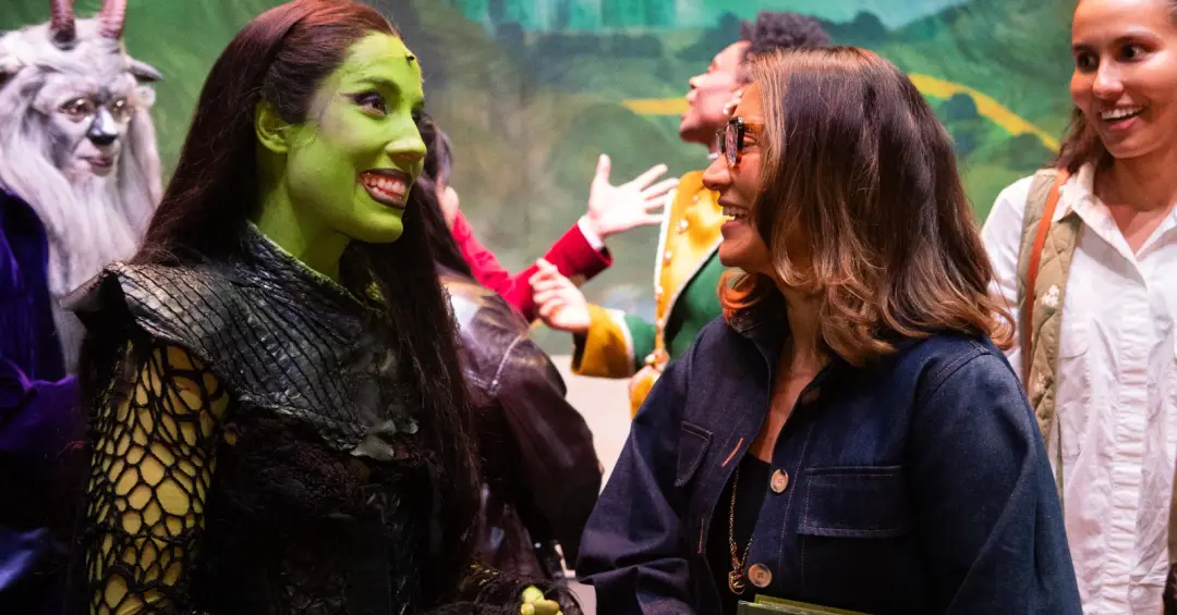 Janja assiste a musical ‘Wicked’ e ganha presente nos bastidores