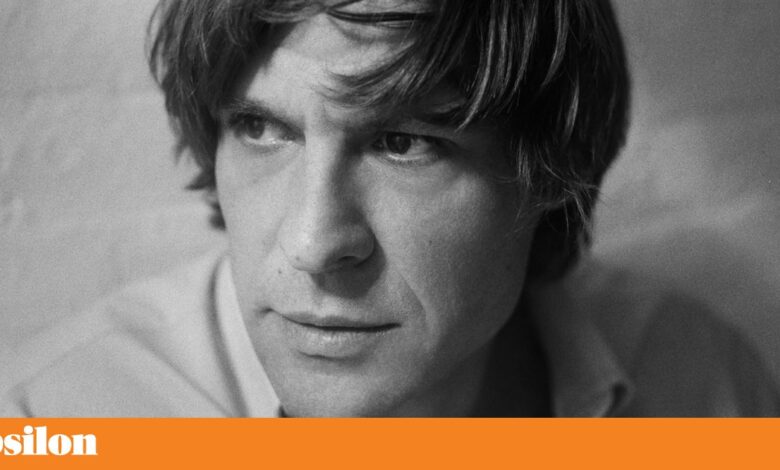 John Maus não tem tempo a perder. Nem nós