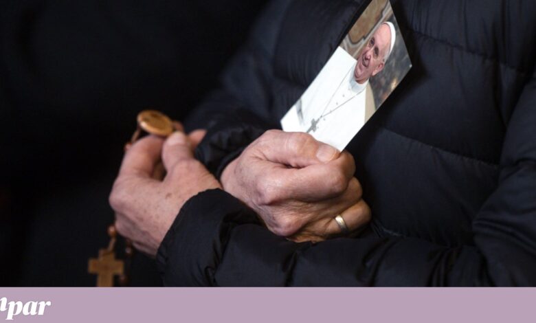 Máquina fotográfica Leica do Papa Francisco leiloada por 6,5 milhões de euros