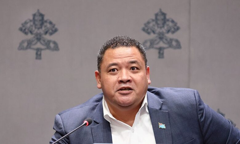 Ministro de Tuvalu convida cépticos do clima a viver no país em risco de desaparecer