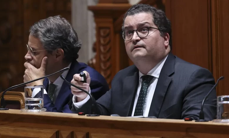 Ministro diz que proposta do PS para aumento de pensões é "contraditória"