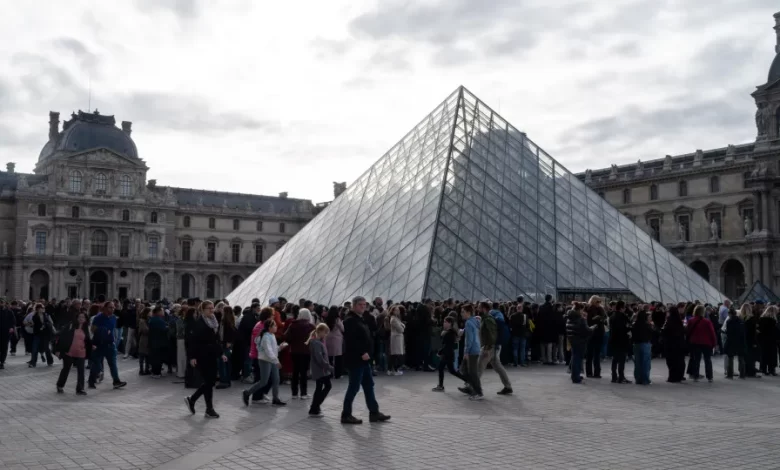 Mulher de 38 anos acusada de roubo e conspiração no caso do Louvre